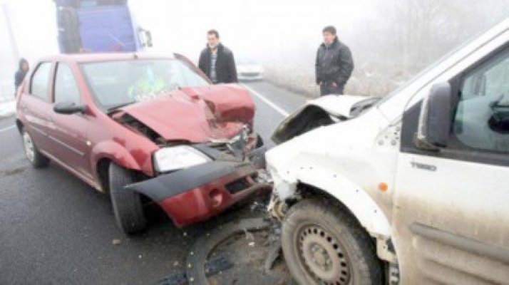 Accident rutier cu trei maşini, din cauza ceţii